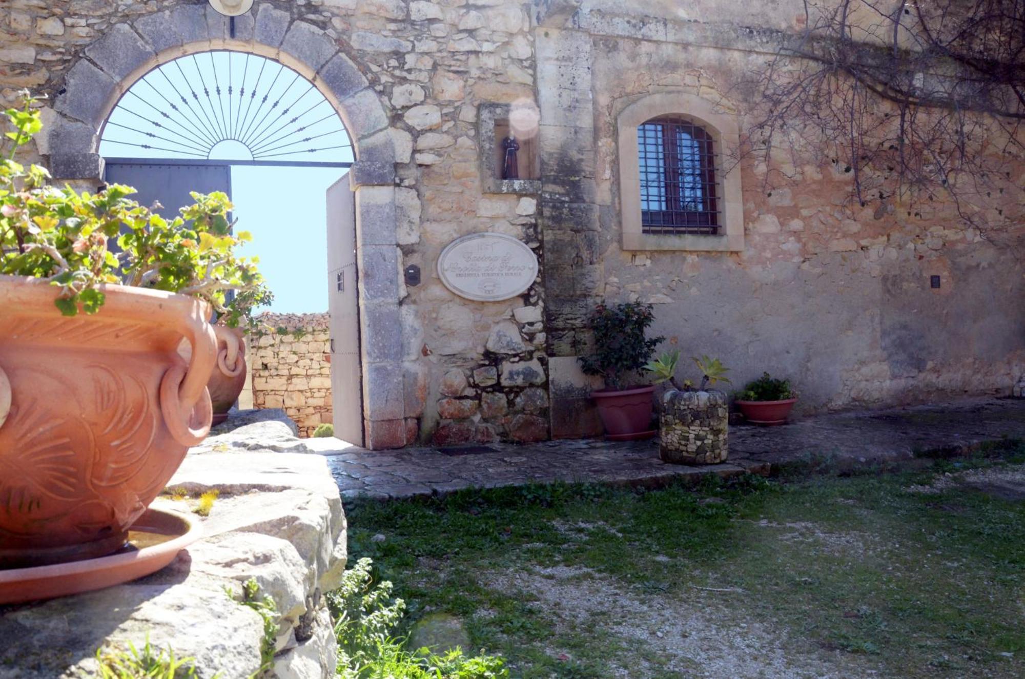 Casina Di Grotta Di Ferro Vendégház Santa Croce Camerina Kültér fotó